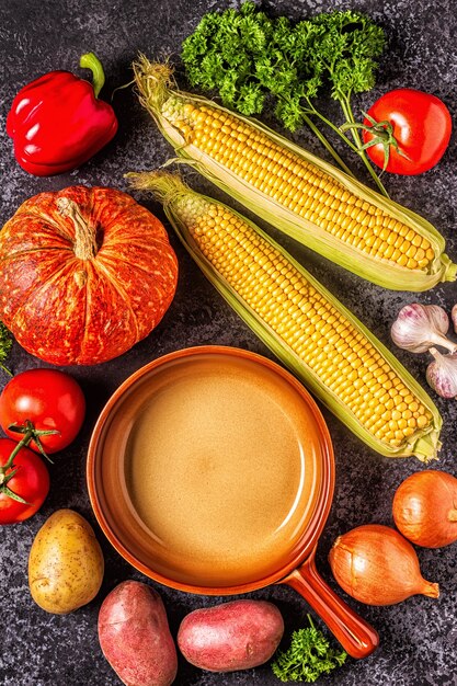 Légumes frais d'automne pour la cuisson sur fond sombre, vue de dessus.