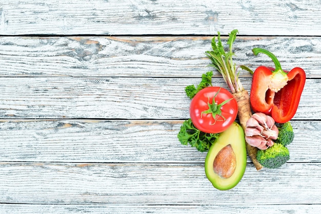 Légumes frais Avocat concombre oignon ail tomates carottes raifort Vue de dessus Espace libre pour votre texte