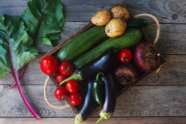 Légumes frais biologiques crus sur fond de bois