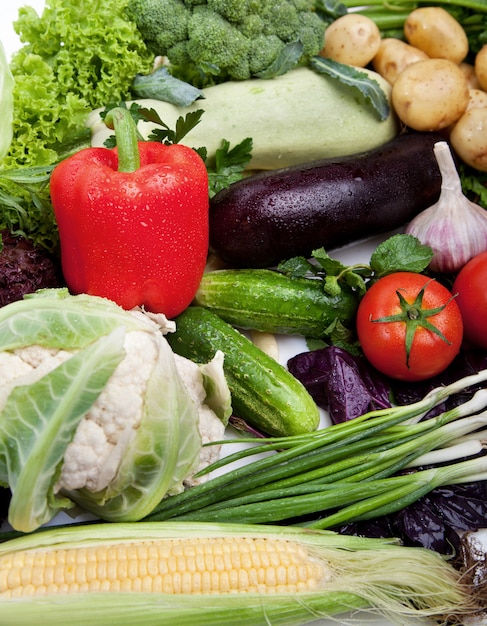 Légumes frais sur blanc