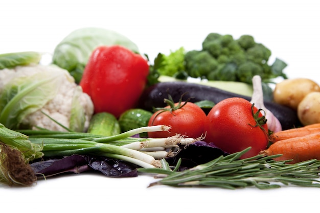 Légumes frais sur blanc.