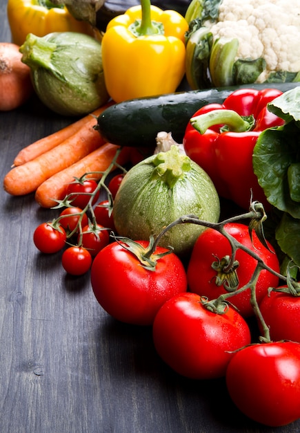 Légumes frais sur bois