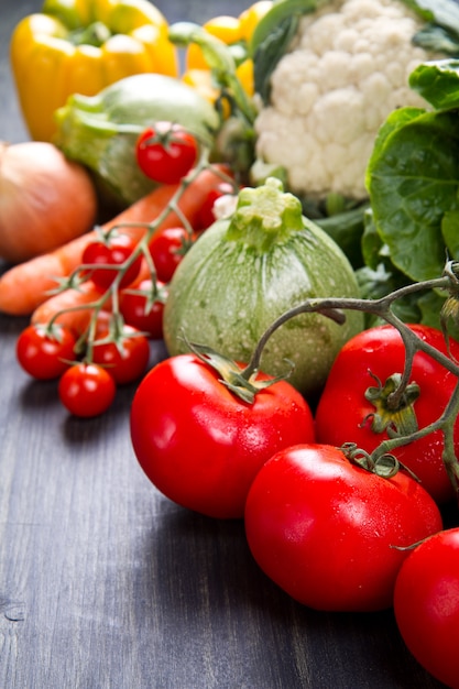 légumes frais sur bois