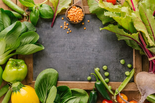 Légumes frais à bord sur une table en bois