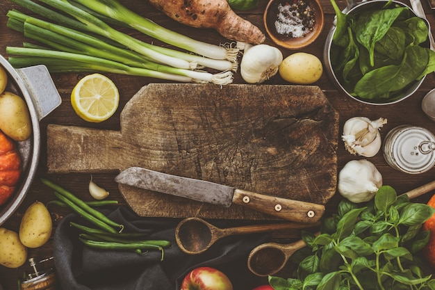 Légumes frais à bord sur une table en bois