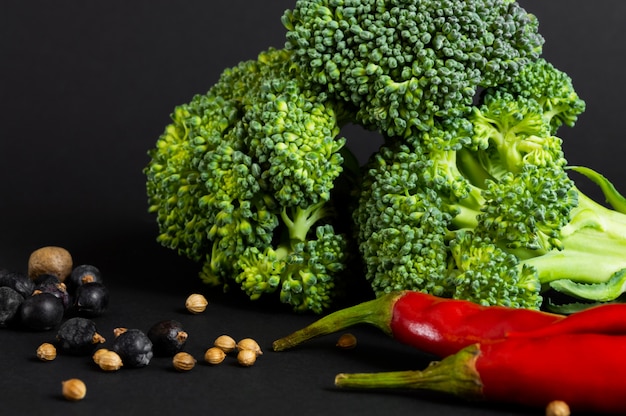 Légumes frais: brocoli et chili, sur fond noir