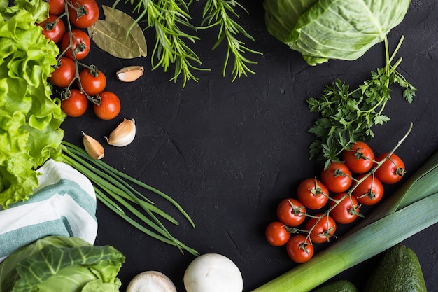 Légumes frais: chou, avocat, tomate, romarin, ail, champignons, poireaux