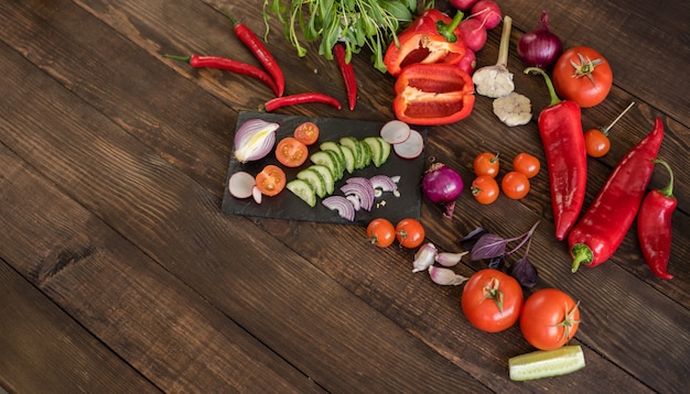 Légumes frais et colorés du potager sur un fond en bois foncé