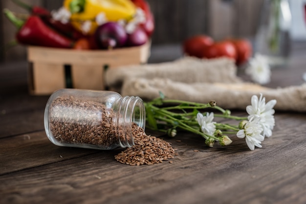 Légumes frais et colorés sur une plaque blanche sur un fond en bois foncé