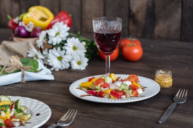 Légumes frais et colorés sur une plaque blanche sur un fond en bois foncé