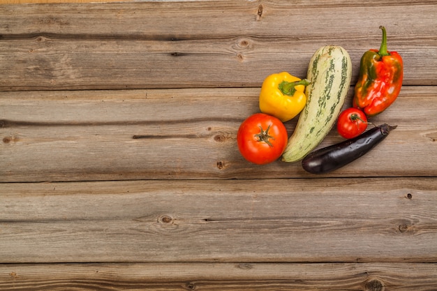 Légumes frais et colorés sur table en bois