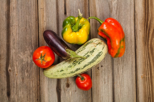 Légumes frais et colorés sur table en bois