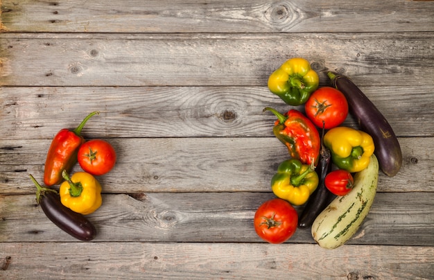 Légumes frais et colorés sur table en bois