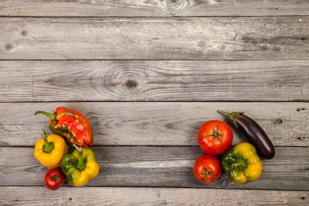 Légumes frais et colorés sur table en bois