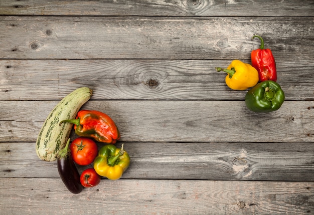 Légumes frais et colorés sur table en bois