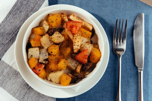 Les légumes frais coupés dans un plat aux épices