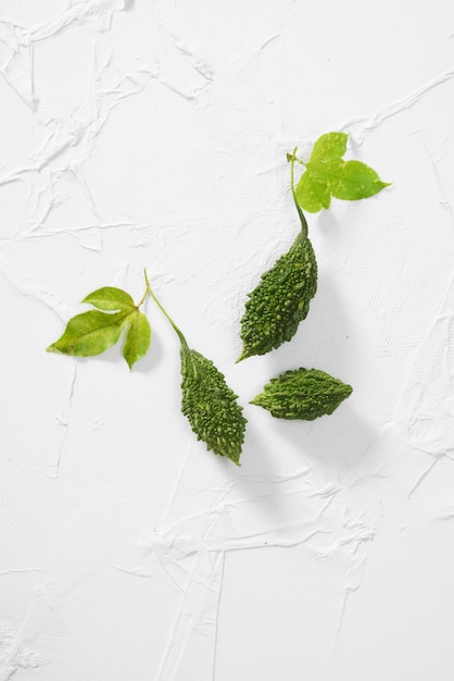 Légumes frais de courge amère sur une table en béton