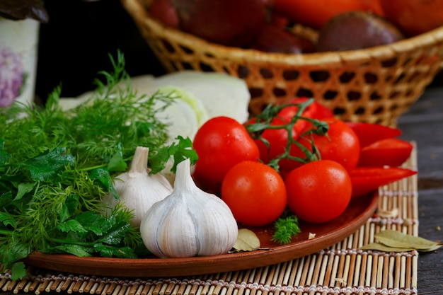 Légumes frais et crus sur la table