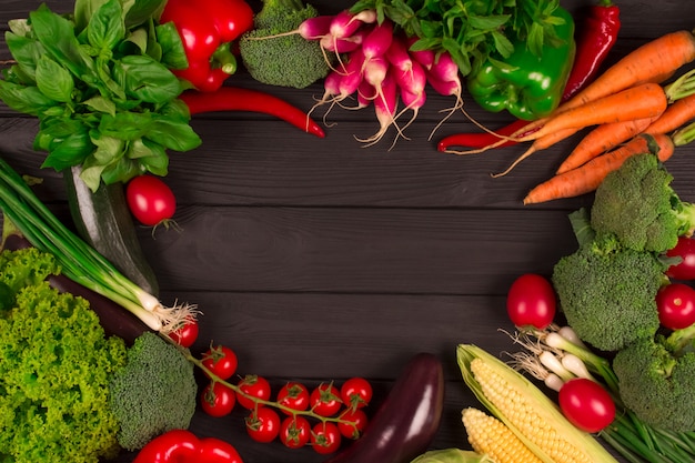 Légumes frais crus sur tableau noir