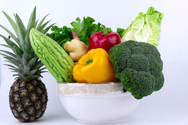 Légumes frais dans l'arc sur fond blanc nourriture saine pour le régime concept de repas de cuisine