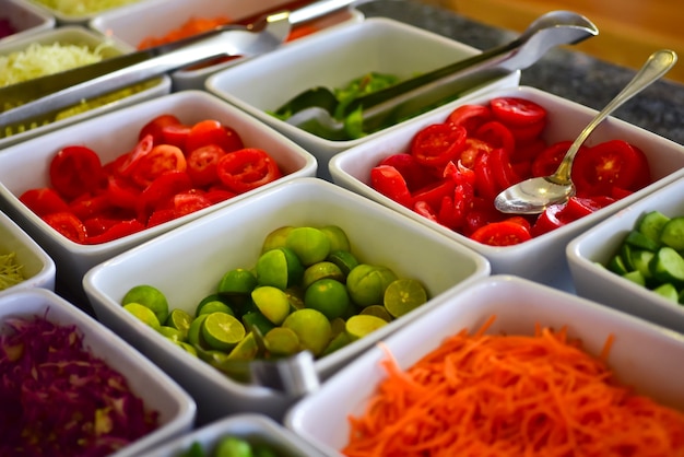 Légumes frais dans des assiettes à l'hôtel.