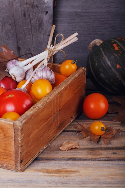 Légumes frais dans une boîte en bois sur la table