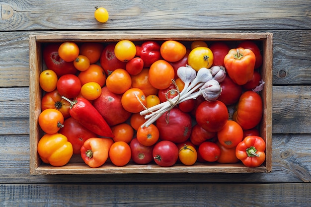 Légumes frais dans une boîte en bois sur la table