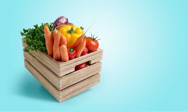 Légumes frais dans une boîte en bois