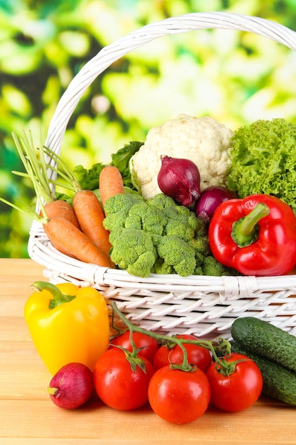 Légumes frais dans un panier en osier blanc sur fond clair