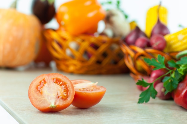 Légumes frais dans des paniers en osier