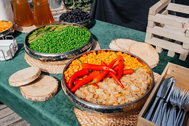 Légumes frais dans des plateaux métalliques au restaurant Carottes Haricots verts Champignons