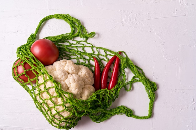 Légumes frais dans un sac à bandoulière shopping réutilisable sans déchets