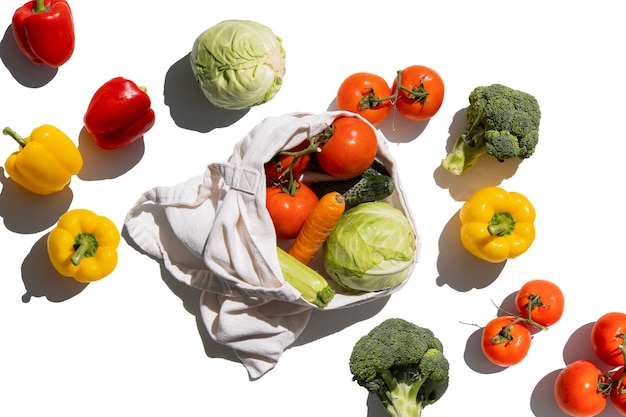 Légumes frais dans un sac bio sur fond blanc Vue de dessus mise à plat