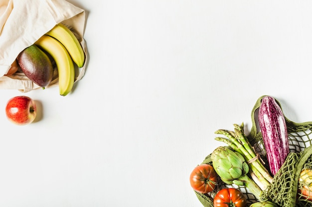 Légumes Frais Dans Un Sac De Ficelle Verte Et Fruits Dans Un Sac En Matériaux Naturels