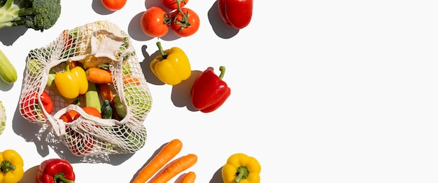 Des légumes frais dans un sac sur un fond blanc Vue supérieure à plat