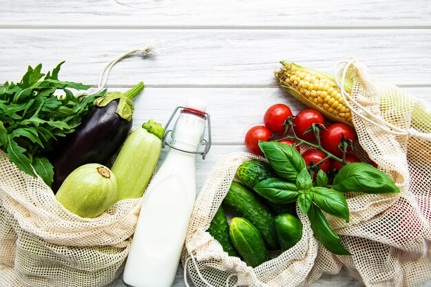 Photo légumes frais dans des sacs en coton écologique