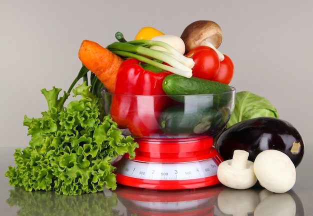 Légumes frais en écailles sur fond gris