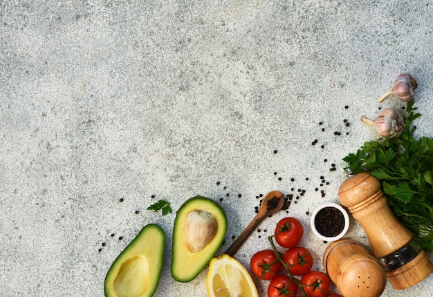 Légumes frais, épices, herbes. Ingrédients pour cuisiner avec un espace pour le texte.