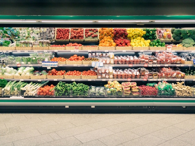 Photo légumes frais sur une étagère de supermarché