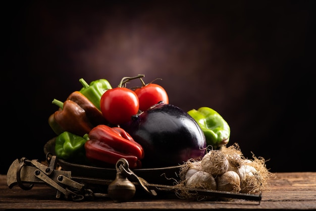 Légumes frais exposés à la vente sur une ancienne échelle