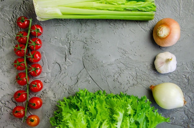 Les légumes frais de la ferme sont disposés sur une table en béton Ingrédients régime alimentaire végétalien récolte