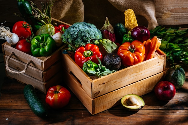 Légumes frais de la ferme sur une table en bois