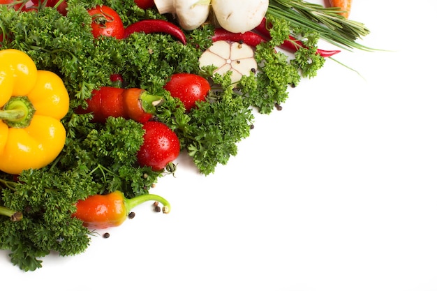 Légumes frais avec des feuilles isolées