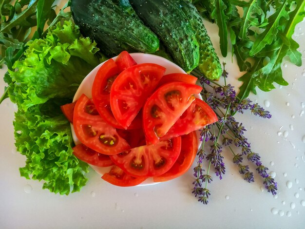 Légumes frais. Feuilles de laitue, tomate, concombre. rukola.