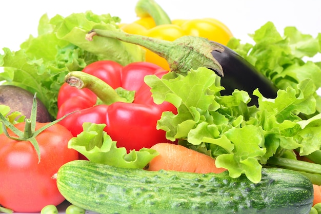 Légumes frais sur fond blanc