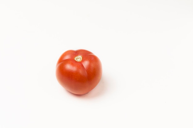 légumes frais sur fond blanc