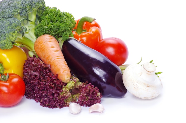 Légumes frais sur fond blanc