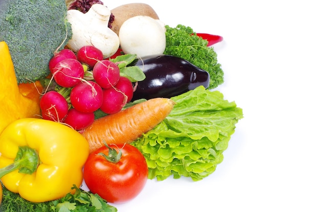 Légumes frais sur fond blanc