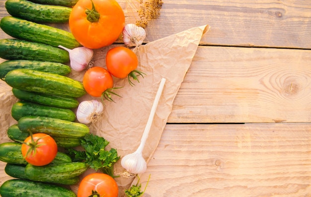 Légumes frais sur un fond en bois Espace vide pour le texte Concombres tomates ail aneth Vue de dessus