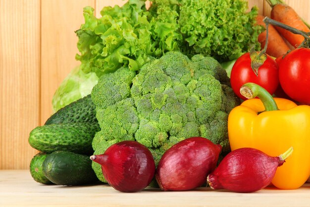 Légumes frais sur fond en bois